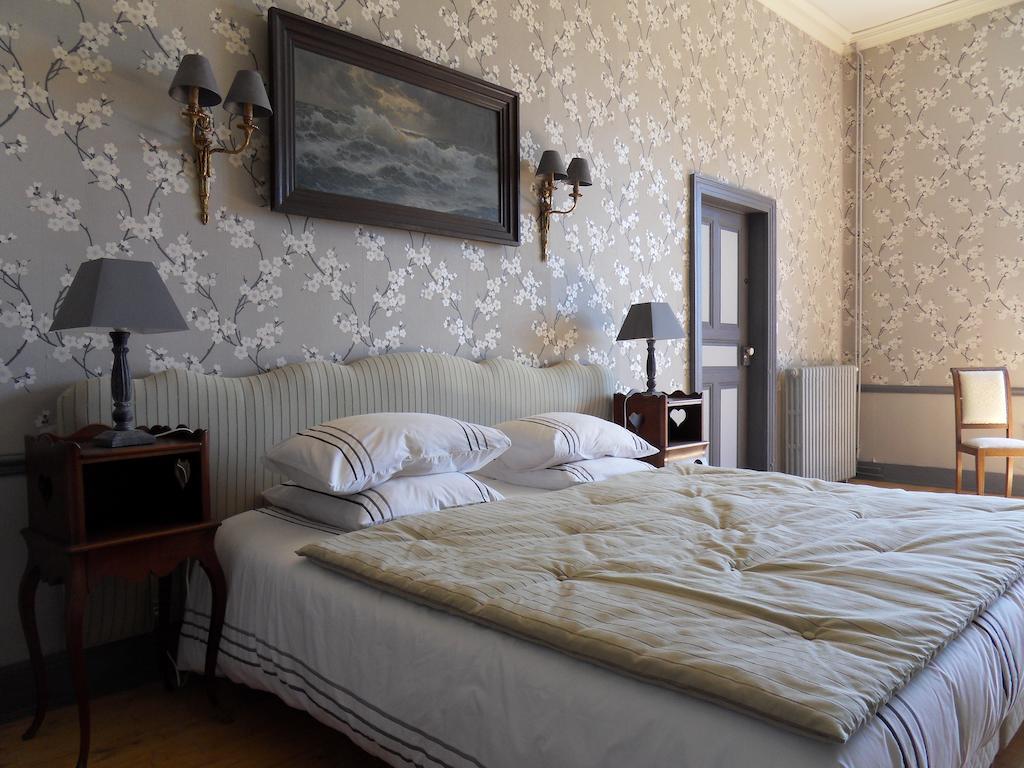 Chateau De Clermont-Saves Bed and Breakfast LʼIsle-Jourdain Habitación foto