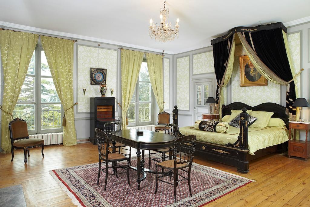 Chateau De Clermont-Saves Bed and Breakfast LʼIsle-Jourdain Habitación foto