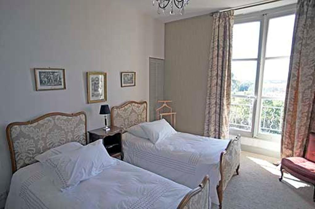 Chateau De Clermont-Saves Bed and Breakfast LʼIsle-Jourdain Habitación foto