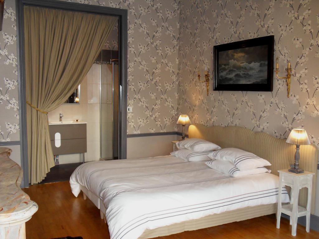 Chateau De Clermont-Saves Bed and Breakfast LʼIsle-Jourdain Habitación foto